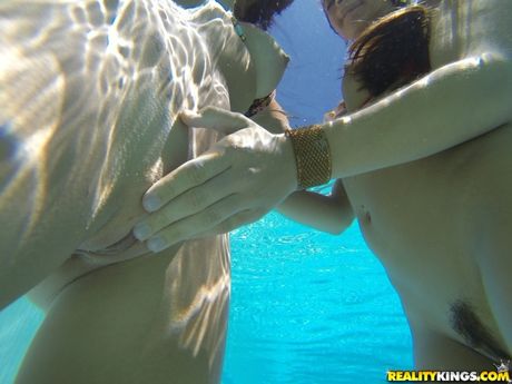 reality kings: Teal Conrad i Malena Morgan uprawiają seks we trójkę na tarasie przy basenie