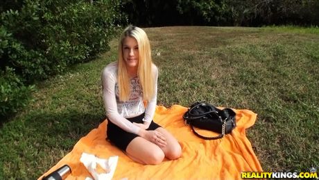 reality kings: Die hellhaarige kolumbianische Teenagerin Jasmine Gomez wird im Park von einem großen weißen Schwanz gebumst