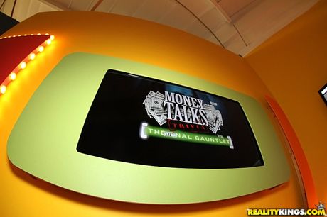 reality kings: La delgada morena Sierra Sinn se deja lamer el culo caliente y follar el coño