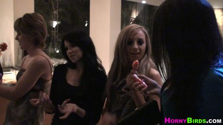 reality kings: De belles adolescentes blondes et brunes se font baiser par un mec dans une salle de classe