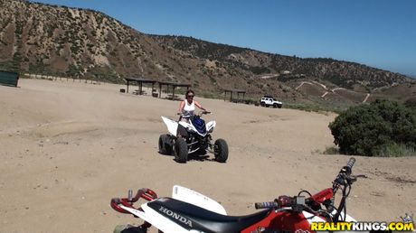 reality kings: La jolie américaine Katty Karson se fait lécher la chatte en extérieur et baiser sur un quad