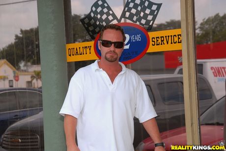 reality kings: La MILF americana di prima classe Montana Skye si fa leccare la figa rasata e scopare