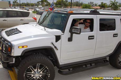 reality kings: 金髮媽媽 Bridgette Monroe 和 Bernadetta 在沙發上做愛