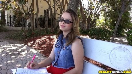 reality kings: La jolie russe Jennifer Bliss se fait lécher la chatte et baiser par un étalon bien membré