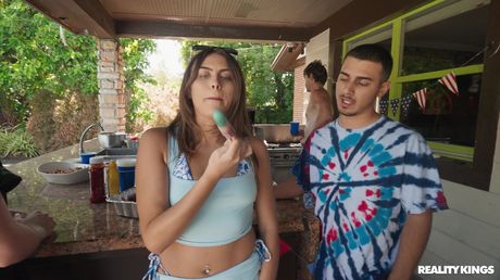 reality kings: La ragazza nera Demi Sutra si fa leccare la figa dalle sue amiche bianche