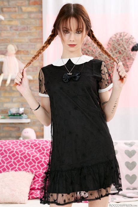 rocco siffredi: A esbelta boneca húngara Liz Ocean recebe uma lambida na boceta e uma boa surra de meias até o joelho