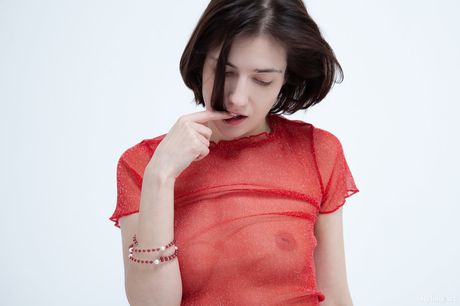 rylsky art: La brillante fille ukrainienne Alise Summer joue avec sa chatte dans une robe rouge