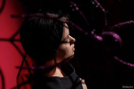 rylsky art: 黒髪の10代のアリアナ・マンは自慰行為をする前に黒いドレスを脱ぐ