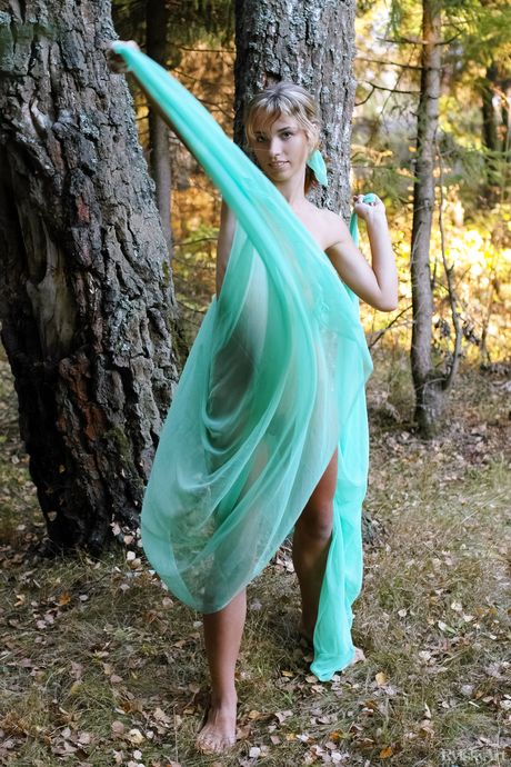 rylsky art: ロシアの可愛いナタリア・Bがドレスを脱いで庭で裸のモデルに