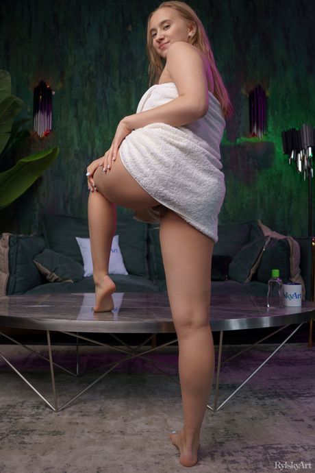 rylsky art: 素敵なロシアの美女ミラ・ウトキナが椅子の上で大胆に全裸になる