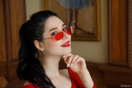 rylsky art: La nena rusa caliente Ofra Gauset muestra sus pequeñas tetas pequeñas y coño calvo en un solo
