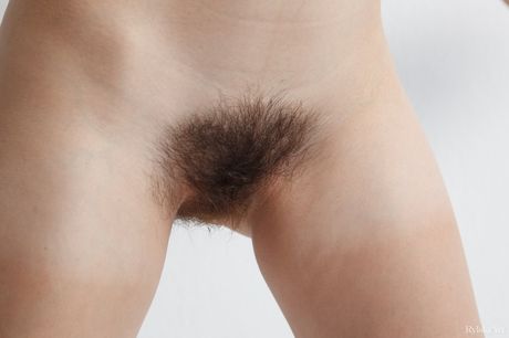 rylsky art: 美麗的白俄羅斯少女 Yanetta 脫下她的紅裙子，全裸出鏡