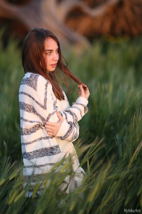 rylsky art: Glamour russian cutie Sofy Bee exhibits her perfect ass and her shaved pussy outdoors