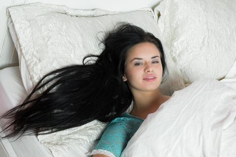 rylsky art: Ciemnowłosa nastolatka Carmen Summer obnaża się na łóżku