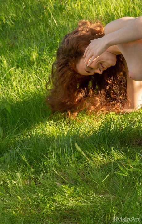 rylsky art: De magere schoonheid Estelle kleedt zich uit voor de camera en plaagt met haar kleine tieten in de buitenlucht