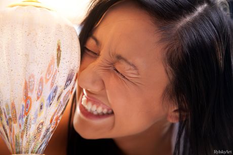 rylsky art: Ausgezeichnete russische Puppe Diva A zieht sich auf einem Stuhl aus und zeigt ihren heißen Körper