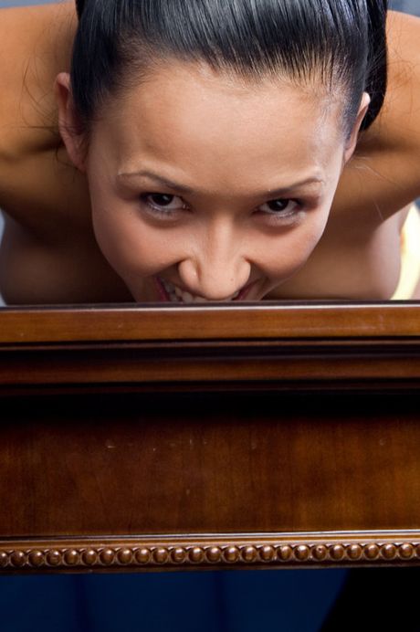 rylsky art: Uitstekende Russische pop Diva A wordt naakt op een stoel en pronkt met haar hete lichaam