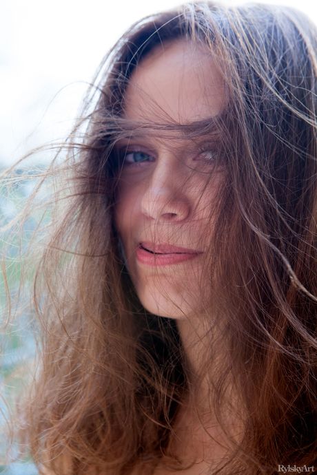 rylsky art: 魅力十足的俄羅斯美女 Zlatka A 展示她的大胸脯，並獨自擺姿勢