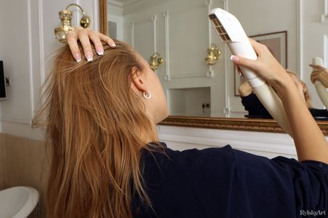 rylsky art: A linda gata ucraniana Tiffany exibe sua bunda redonda e sua buceta nua