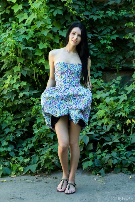 rylsky art: 黒髪のティーン、ラファエラは裸になる前にドレスを脱ぐ