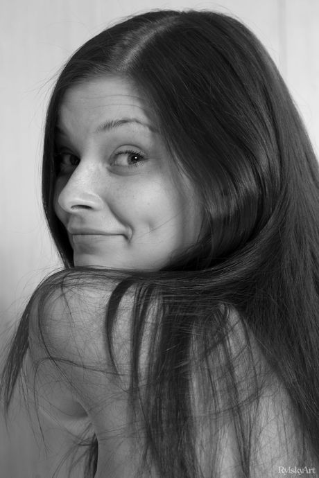 rylsky art: Le ragazze sexy Carla V e Indiana A si spogliano completamente su un divano
