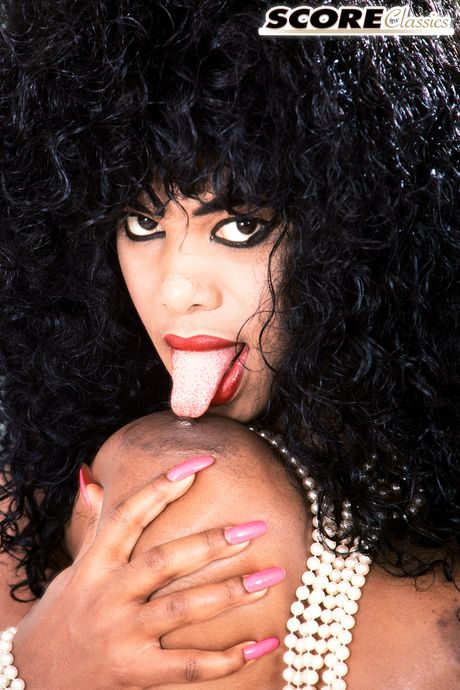 score classics: adolescente de cabelos escuros Angel Cakes se despe no sofá