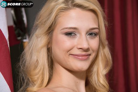 18 eighteen: Blondwłosa amerykańska piękność Aubrey Gold rozbiera się w kapeluszu i okularach