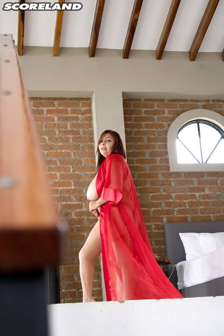 score land: Zgrabna Latynoska Sofia Damon odsłania swoje wielkie piersi i bawi się swoją cipką