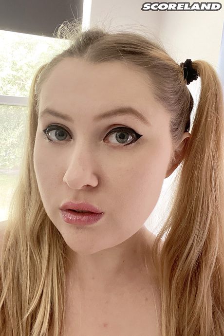 score land: La bionda americana carina Emma Shay si toglie i vestiti prima di masturbarsi