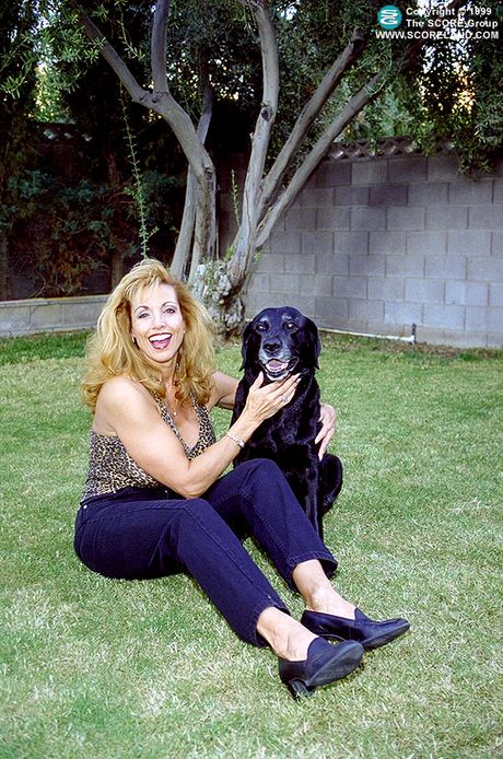 score land: De blonde Amerikaanse Cougar Lacy Legends presenteert haar grote rekken en biedt haar figuur zonder kleding aan in een solo