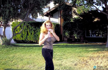 score land: La Cougar blonde américaine Lacy Legends présente ses gros seins et offre sa silhouette sans vêtements dans un solo