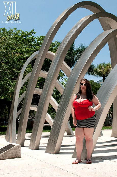 xl girls: La formosa ragazza americana dai capelli scuri Kamryn Monroe mostra le sue fantastiche tette