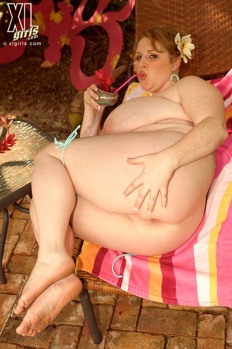 xl girls: Amerykańska dziewczyna z okładki Sapphire o dużych piersiach odsłania swoje wielkie cycki, zanim rozbierze się w sypialni