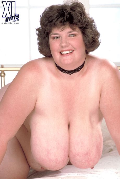 xl girls: Big-Breasted british Mom Sandra Simms demonstrates her large boobs and exhibits her nudity in a solo