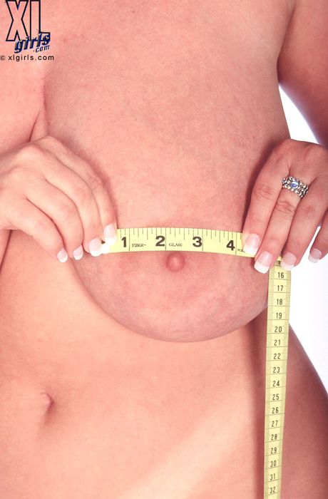 xl girls: La bella rossa americana Cherry Brady si toglie il reggiseno per posare nuda sui tacchi