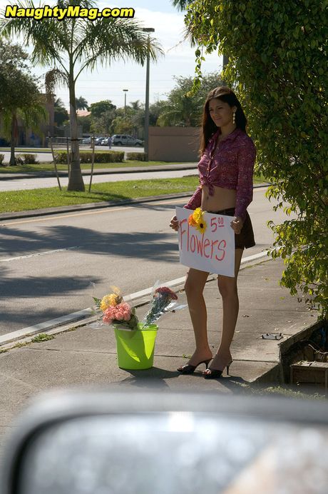 naughty mag: 才華洋溢的美國美女吉娜·洛佩茲大膽地在沙發上全裸