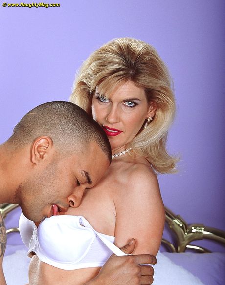 naughty mag: La milf bionda americana Tara Wild si fa scopare le sue fantastiche tette e la sua figa da un giovane stallone