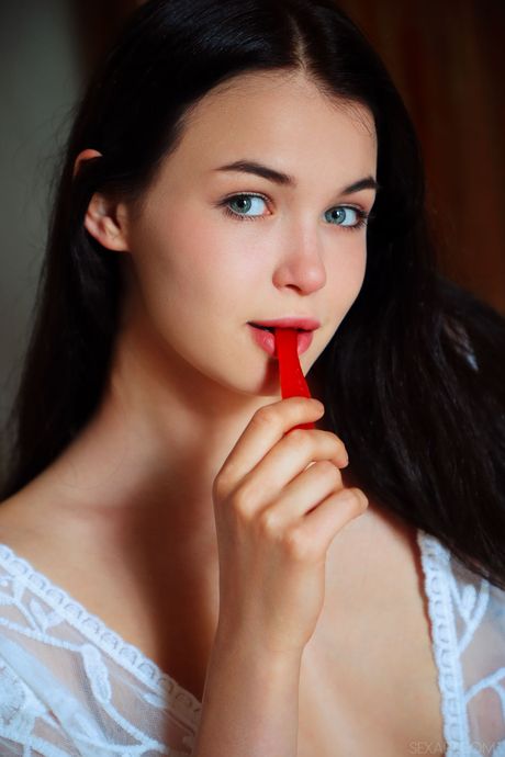 sex art: Die dunkelhaarige Tutsi-Teenagerin spreizt mit dem Finger ihre rosa Muschi auf einer Küchentheke