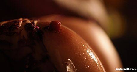 sinful soft: La MILF ukrainienne de première classe Karina King se fait lécher les pieds et lécher la chatte par un étalon