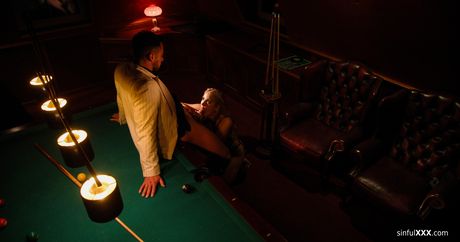 sinful xxx: La MILF británica rubia Daisy May se deja follar el coño por su jefe