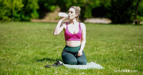 sinful xxx: 金髮美女 Micky Muffin 在公園裡被舔陰和乾