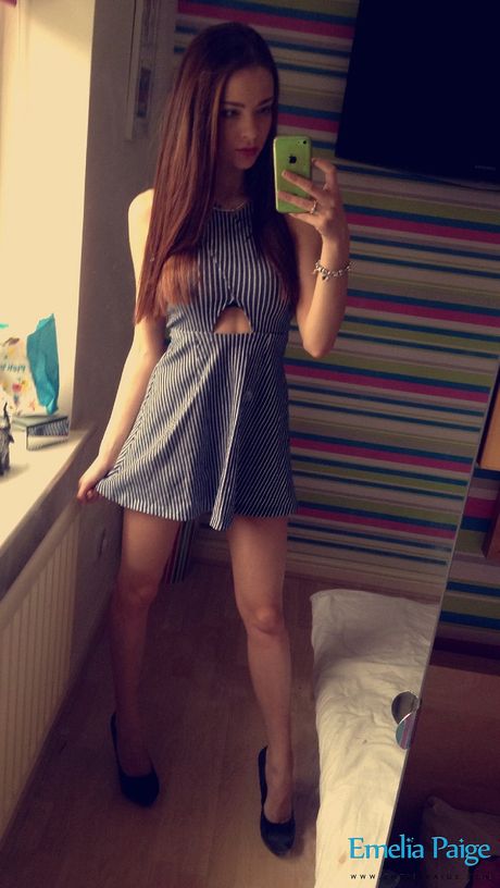 social glamour: La superbe Emelia Paige enlève son bikini et expose ses superbes seins