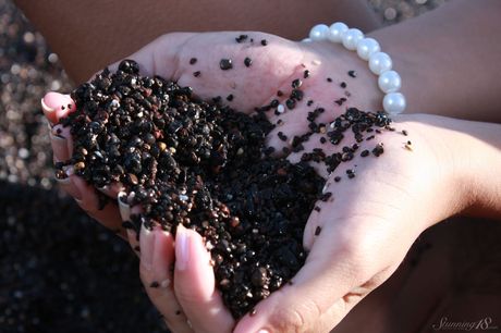 stunning 18: Brunetka Czeszka Bailey Ryder modeluje nago na skalistym brzegu