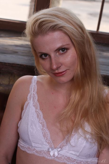 stunning 18: 面容清秀的烏克蘭金髮女郎 Takha Filatova 自信地在床上裸體