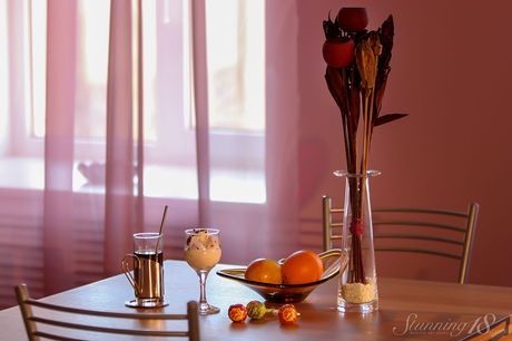 stunning 18: Brunette Russische tiener Paulina wordt naakt op een stoel in een paar sokken