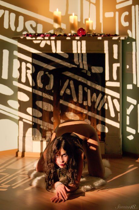 stunning 18: La 18enne bellezza russa Ebbi si spoglia con i tacchi su una sedia
