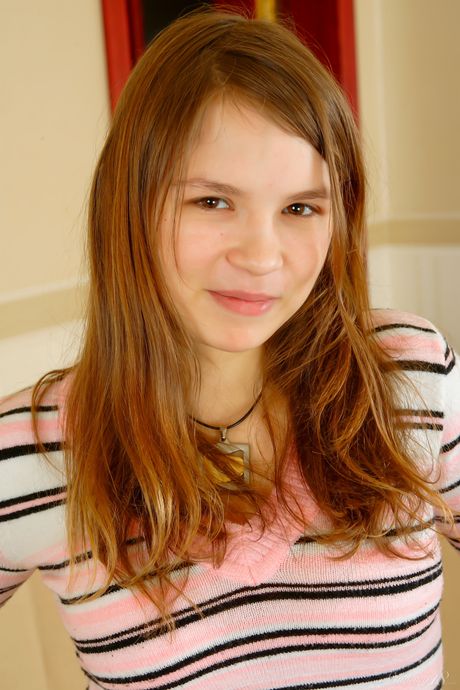 stunning 18: La ragazza appena maggiorenne Tita si spoglia di tutto sul divano con convinzione