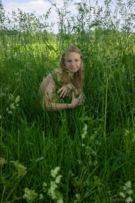 stunning 18: 18-letnia rosyjska blondynka Katya T rozbiera się całkowicie nago na kocu na polu
