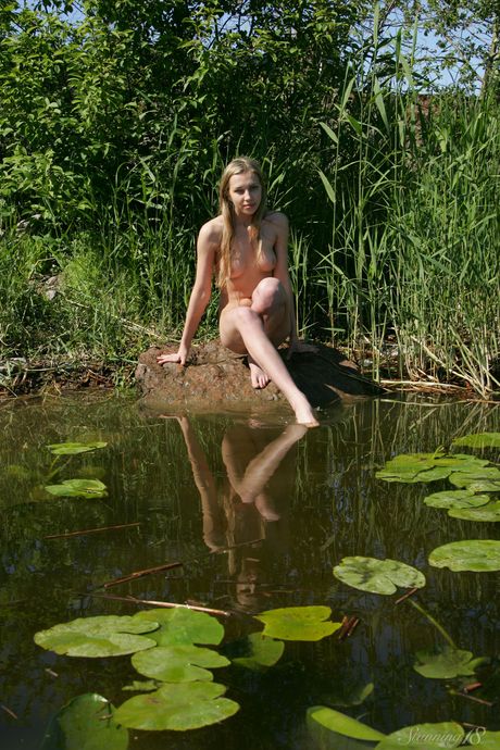 stunning 18: La bambola russa nuda Raine si mette in posa da sola su un albero caduto in natura
