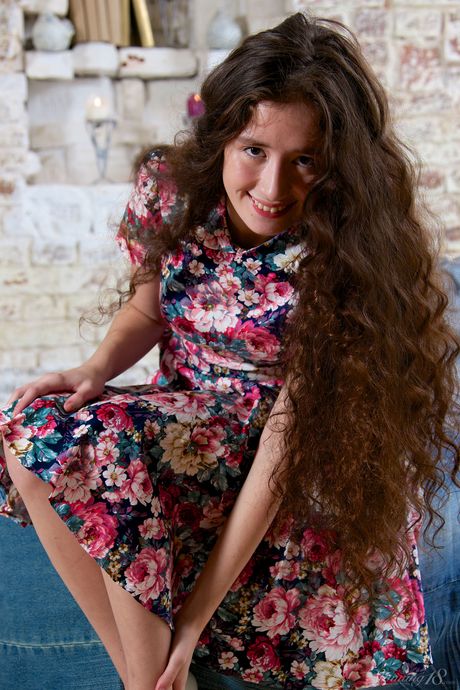 stunning 18: 青春期的俄羅斯美女 Lara Lee 在沙發上自信地脫掉衣服